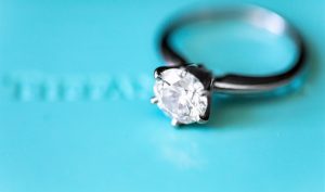 Lire la suite à propos de l’article Qu’est-ce qu’une bague en diamant solitaire ?